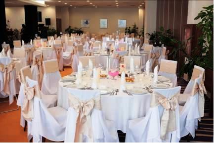 Lakodalom, ünnepi terítés az étteremben - Hunguest Hotel Forrás, Szeged