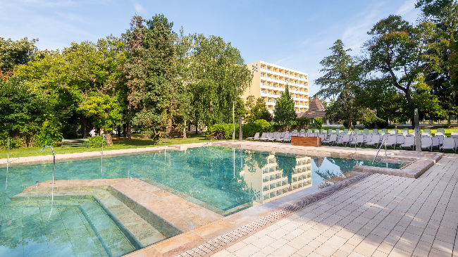 The outdoor pool of Hunguest Hotel Helios is open again from May 22nd