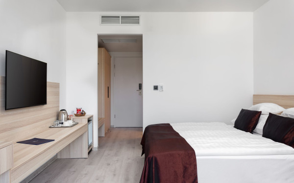 Hunguest Hotel Flóra, Standard double room with balcony and bathtub