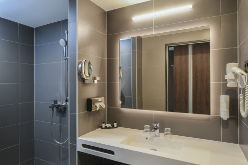 Badezimmer mit Dusche - Hunguest Hotel Sóstó - Nyíregyháza