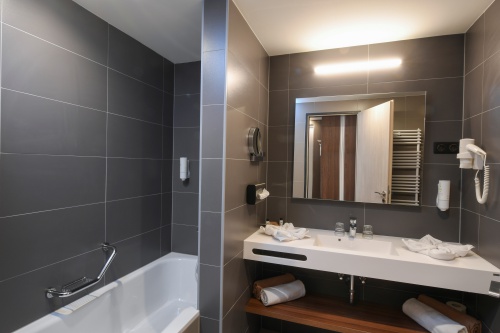 Badezimmer mit Badewanne - Hunguest Hotel Sóstó - Nyíregyháza