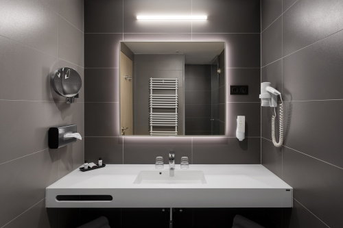 Bathroom with shower -  Hunguest Hotel Sóstó - Nyíregyháza