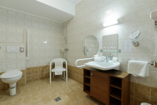 Eger wing, handicapped room, bathroom - Hotel Eger & Park - Eger