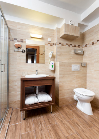 Eger wing, Comfort room, bathroom with shower - Hotel Eger & Park - Eger