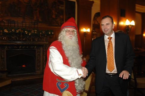 Joulupukkit üdvözli a Hunguest Hotel Palota igazgatója, Ivacs Lajos